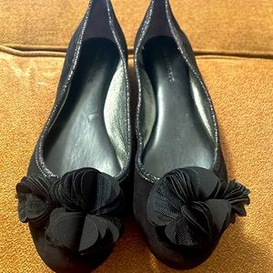 Women’s Flats! Amazing  condition! With pretty bow at top of shoe!
